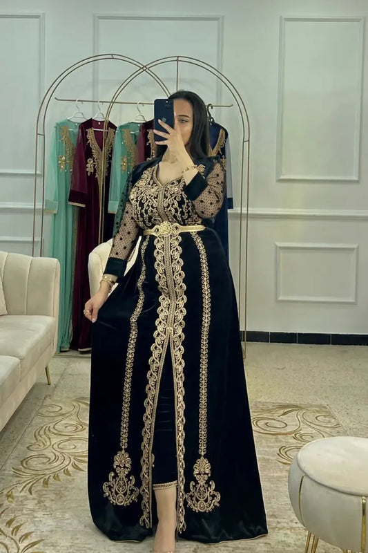 قفطان مع سروال بتطريز ذهبي