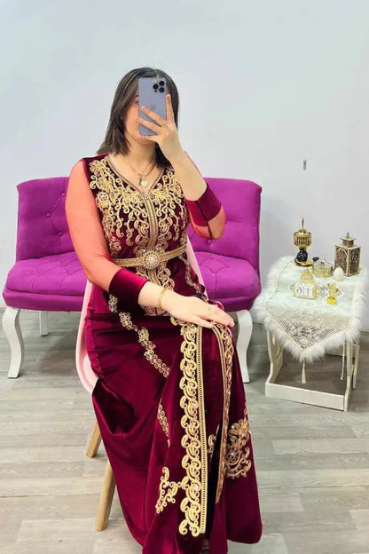 قفطان مع سروال بتطريز ذهبي